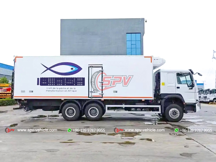 Sinotruk Heavy-duty Refrigerator Truck - Right Side